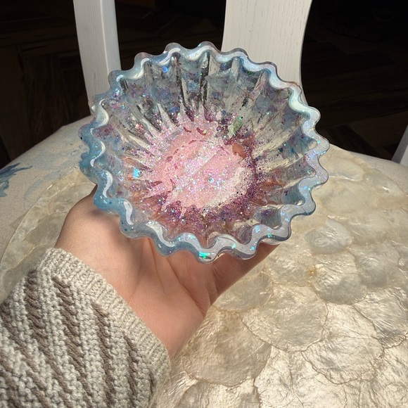 Iridescent, blue and purple resin bowl/dish glow in the dark - Picture 1 of 9